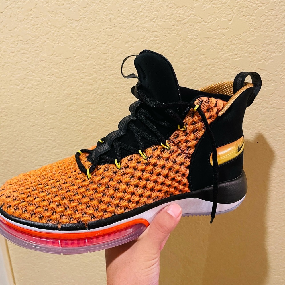 Nike bounce 10.5 like new